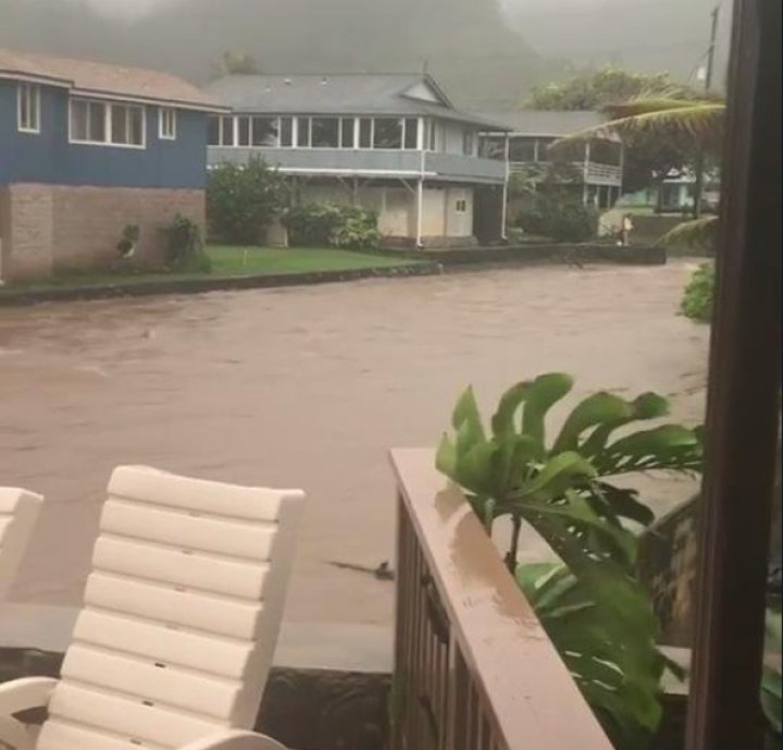 Stare de urgenţă în Hawaii. Peste 200 de oameni au fost evacuaţi de salvatori din cauza inundaţiilor de proporţii şi alunecărilor de teren