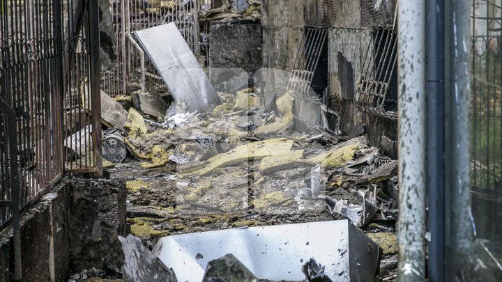 Imagini care îţi taie respiraţia! Cum arată centrul comercial LUNEDOR după incendiul devastator din Capitală (GALERIE FOTO)