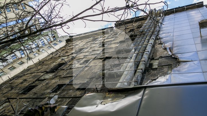 Imagini care îţi taie respiraţia! Cum arată centrul comercial LUNEDOR după incendiul devastator din Capitală (GALERIE FOTO)