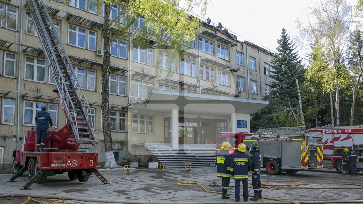 IMAGINILE DEZASTRULUI de la Institutele de Cercetare ale Academiei de Ştiinţe. Cum arată clădirea care a fost mistuită de flăcări