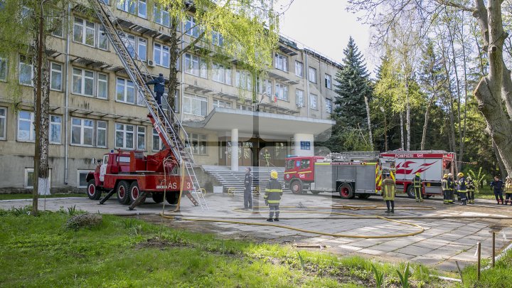 IMAGINILE DEZASTRULUI de la Institutele de Cercetare ale Academiei de Ştiinţe. Cum arată clădirea care a fost mistuită de flăcări