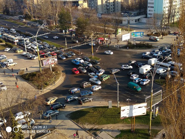 COŞMARUL ŞOFERILOR. Cum arată o intersecţie aglomerată în Chişinău (FOTO)