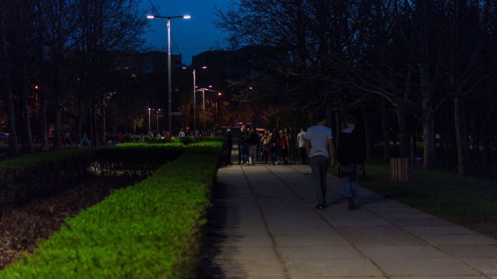 După 25 de ani de întuneric, în parcul La Izvor din Capitală s-a aprins iluminatul public (FOTO)