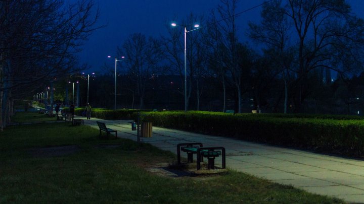 După 25 de ani de întuneric, în parcul La Izvor din Capitală s-a aprins iluminatul public (FOTO)