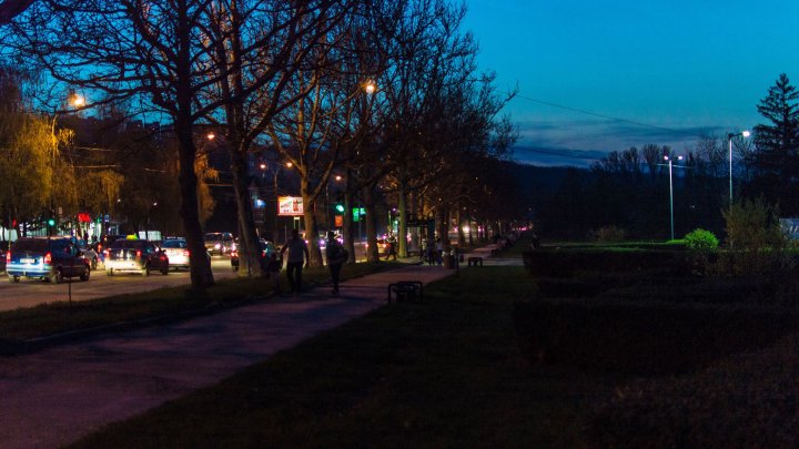 După 25 de ani de întuneric, în parcul La Izvor din Capitală s-a aprins iluminatul public (FOTO)