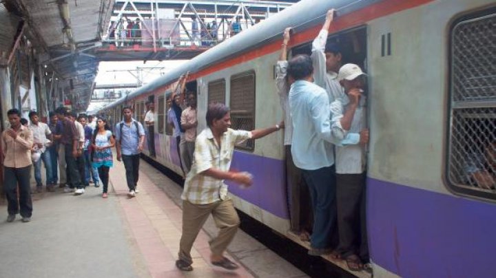 22 de vagoane ale unui tren de pasageri din India s-au desprins de locomotivă şi au parcus 12 km în sens invers