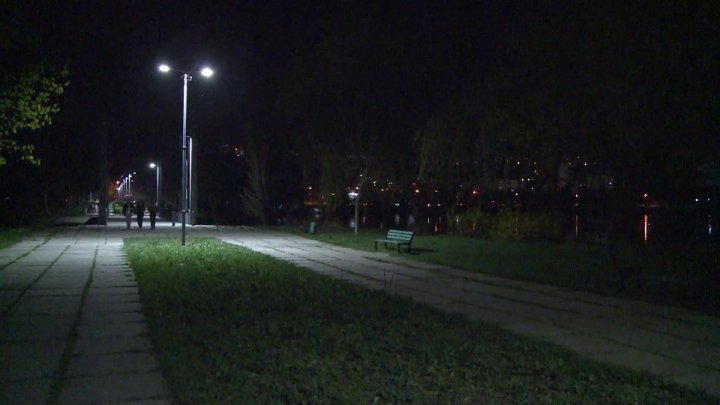 După 25 de ani de întuneric, în parcul La Izvor din Capitală s-a aprins iluminatul public (FOTO)