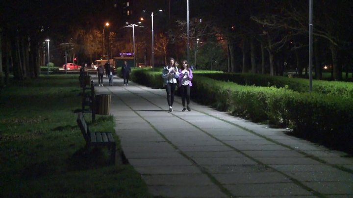 După 25 de ani de întuneric, în parcul La Izvor din Capitală s-a aprins iluminatul public (FOTO)