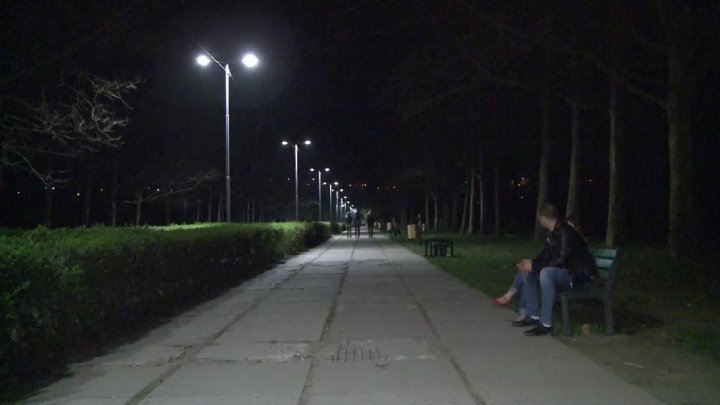 După 25 de ani de întuneric, în parcul La Izvor din Capitală s-a aprins iluminatul public (FOTO)