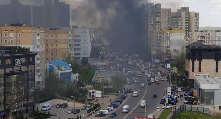 ÎNCĂ UN INCENDIU PUTERNIC. CENTRUL COMERCIAL LUNEDOR din Capitală, cuprins de flăcări (VIDEO/FOTO)