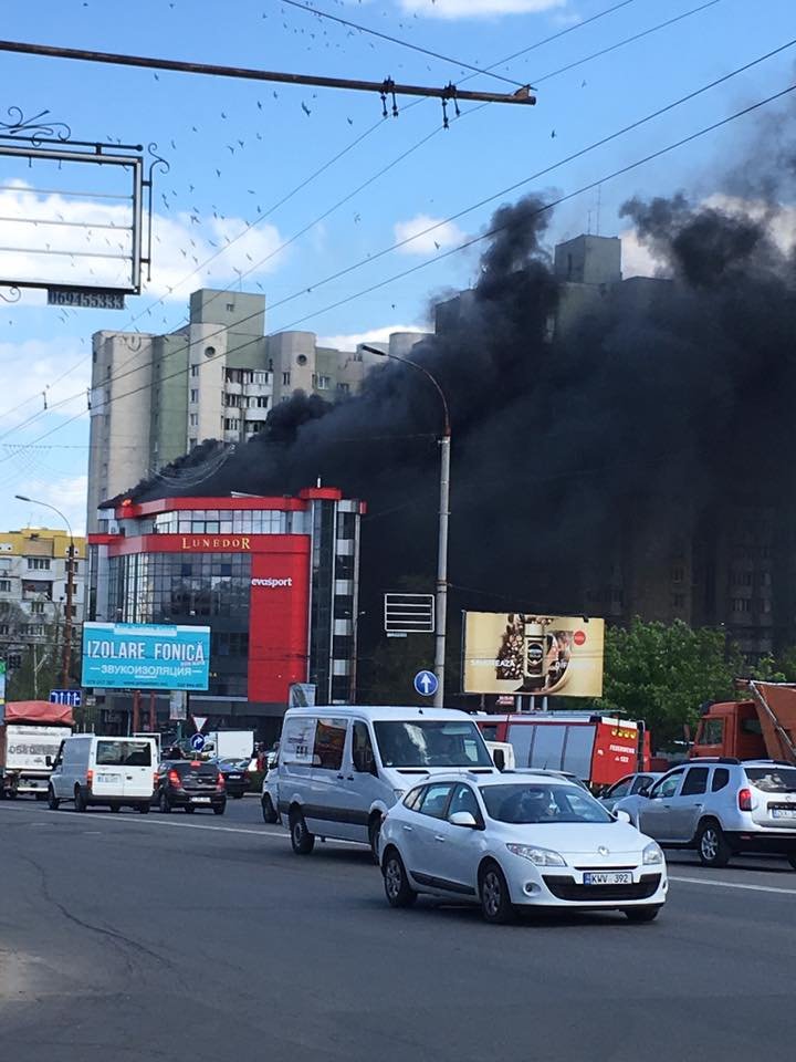 Imagini de la INCENDIUL DEVASTATOR care a cuprins centrul comercial din Chişinău (FOTO)