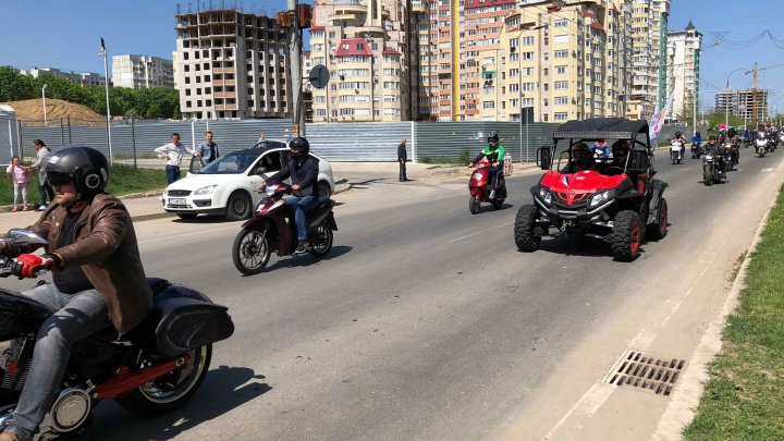 Zgomot de motoare şi adrenalină în Capitală. Motocicliștii din Moldova şi-au scos la plimbare bijuteriile pe două roţi (FOTO)