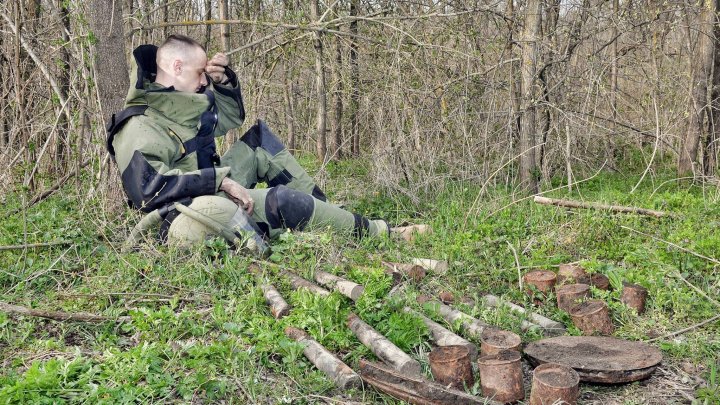 PERICOL într-o pădure din Căuşeni. Au fost descoperite proiectile de artilerie, mine antitanc şi grenade. Geniştii au intervenit imediat (FOTO) 