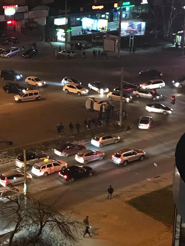 ACCIDENT GRAV în sectorul Botanica al Capitalei. O maşină RĂSTURNATĂ pe stradă (FOTO)