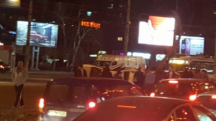 ACCIDENT GRAV în sectorul Botanica al Capitalei. O maşină RĂSTURNATĂ pe stradă (FOTO)