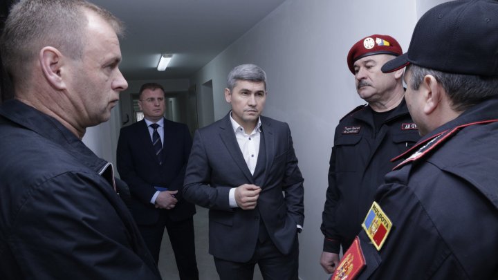 Ministrul de Interne a efectuat o vizită inopinată la Unitatea Militară 1001. 168 de militari vor beneficia de cazare gratuită în cămin