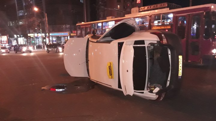 ACCIDENT GRAV în sectorul Botanica al Capitalei. O maşină RĂSTURNATĂ pe stradă (FOTO)