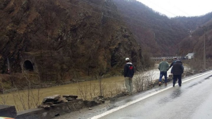 TRAGIC! Doi părinţi au murit după ce maşina lor s-a răsturnat în râu. Fiica lor, scoasă din apă de un martor