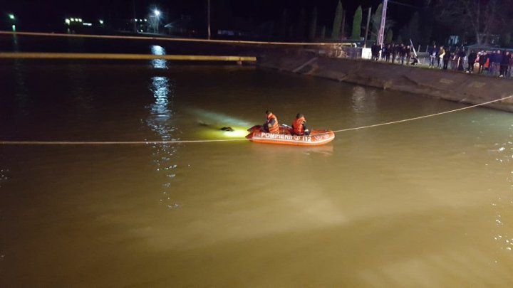 TRAGEDIE în România: Nouă morţi, după ce un microbuz a căzut în râul Bistrița. Erau muncitori care se întorceau acasă de sărbători (FOTO)