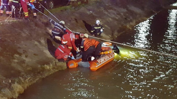 TRAGEDIE în România: Nouă morţi, după ce un microbuz a căzut în râul Bistrița. Erau muncitori care se întorceau acasă de sărbători (FOTO)