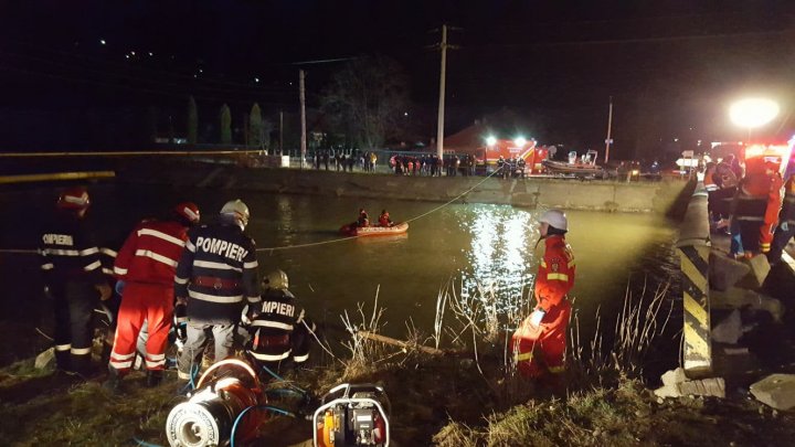 TRAGEDIE în România: Nouă morţi, după ce un microbuz a căzut în râul Bistrița. Erau muncitori care se întorceau acasă de sărbători (FOTO)