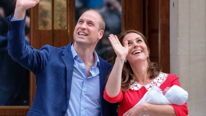 DISCUȚIE REGALĂ: Ce i-a spus prințul William la ureche lui Kate, când au ieșit cu copilul în fața spitalului