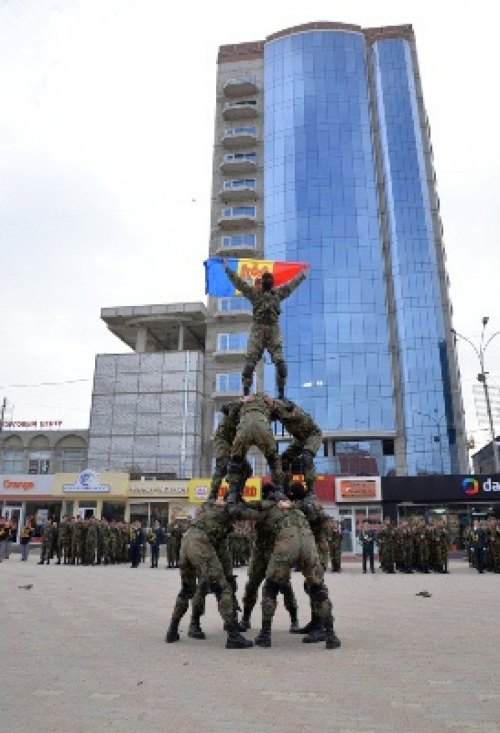 Lupte corp la corp şi simularea unui atac terorist. Militarii Brigăzii Moldova au sărbătorit 26 de ani de la fondarea unităţii (FOTO)