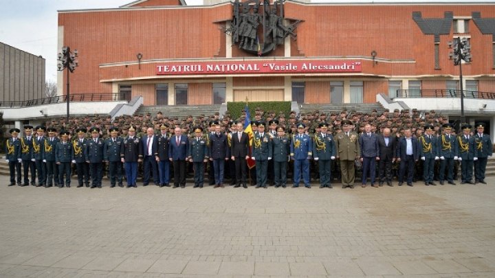 Lupte corp la corp şi simularea unui atac terorist. Militarii Brigăzii Moldova au sărbătorit 26 de ani de la fondarea unităţii (FOTO)