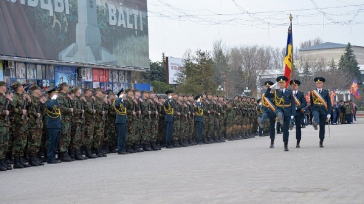 Lupte corp la corp şi simularea unui atac terorist. Militarii Brigăzii Moldova au sărbătorit 26 de ani de la fondarea unităţii (FOTO)