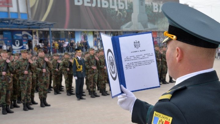 Lupte corp la corp şi simularea unui atac terorist. Militarii Brigăzii Moldova au sărbătorit 26 de ani de la fondarea unităţii (FOTO)