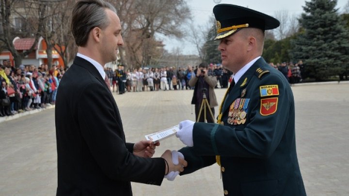 Lupte corp la corp şi simularea unui atac terorist. Militarii Brigăzii Moldova au sărbătorit 26 de ani de la fondarea unităţii (FOTO)