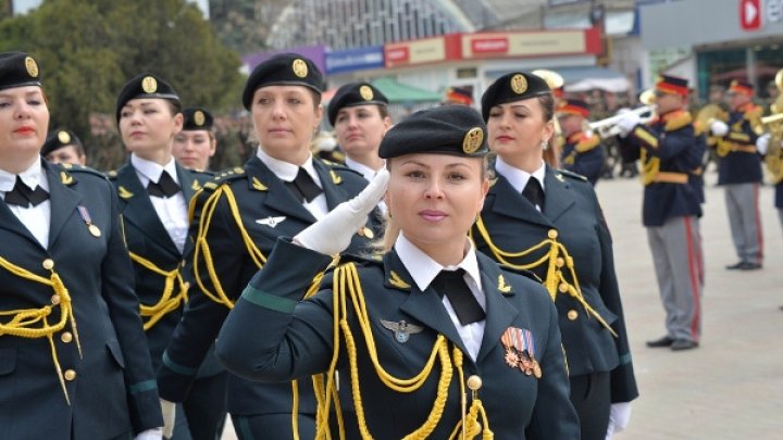 Lupte corp la corp şi simularea unui atac terorist. Militarii Brigăzii Moldova au sărbătorit 26 de ani de la fondarea unităţii (FOTO)