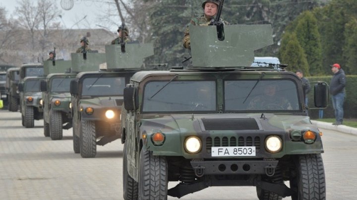 Lupte corp la corp şi simularea unui atac terorist. Militarii Brigăzii Moldova au sărbătorit 26 de ani de la fondarea unităţii (FOTO)