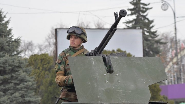 Lupte corp la corp şi simularea unui atac terorist. Militarii Brigăzii Moldova au sărbătorit 26 de ani de la fondarea unităţii (FOTO)