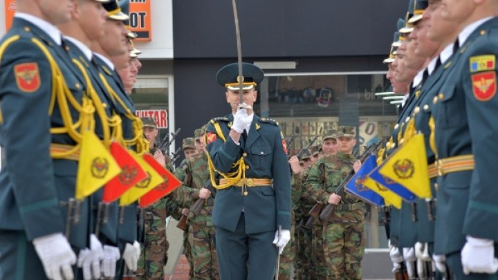 Lupte corp la corp şi simularea unui atac terorist. Militarii Brigăzii Moldova au sărbătorit 26 de ani de la fondarea unităţii (FOTO)