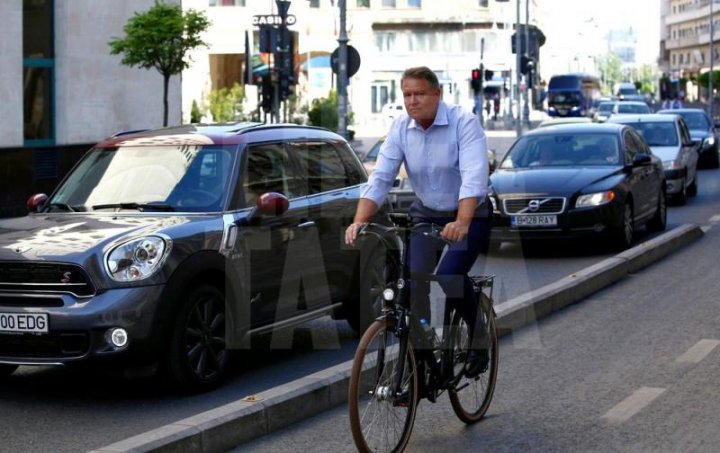 Cum a fost surprins Președintele României în centrul Bucureștiului. S-a dus cu bicicleta la muncă (FOTO)