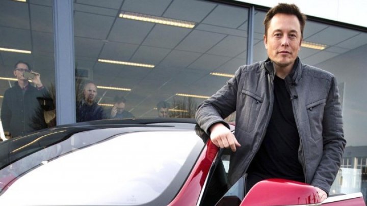 Elon Musk înlocuiește roboții cu oameni la Tesla: Automatizarea excesivă a fost o greșeală