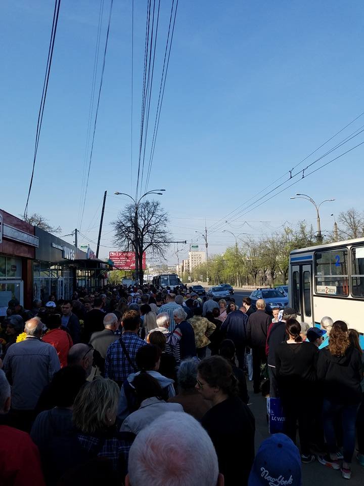 Paştele Blajinilor. Oamenii s-au călcat în picioare pentru un loc în autobuzele oferite gratuit de Primărie (FOTO)