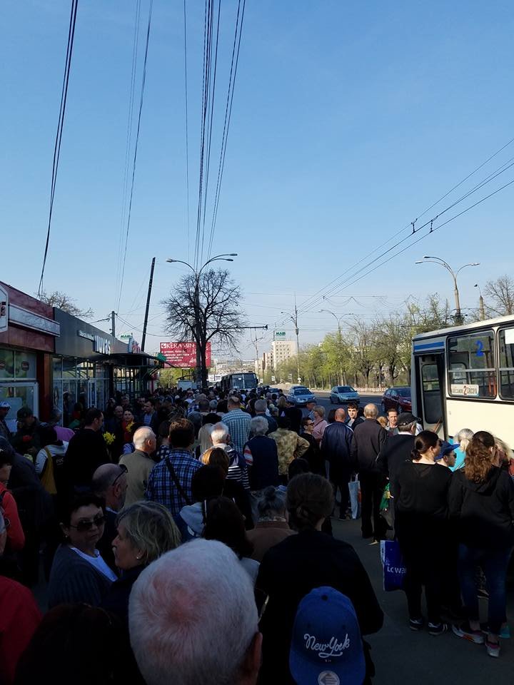 Paştele Blajinilor. Oamenii s-au călcat în picioare pentru un loc în autobuzele oferite gratuit de Primărie (FOTO)