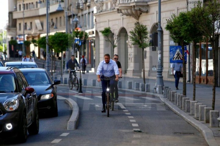 Cum a fost surprins Președintele României în centrul Bucureștiului. S-a dus cu bicicleta la muncă (FOTO)