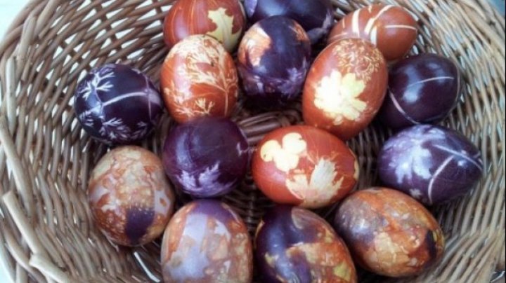 BINE DE ŞTIUT! Ouă de Paşte în foi de ceapă. Cum vopsim ouăle de Paşte natural, fără să folosim chimicale