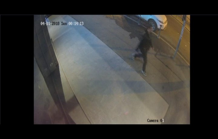 Poliția română cere ajutorul! Bărbatul din imagine este căutat după ce a dat foc la opt mașini (VIDEO)