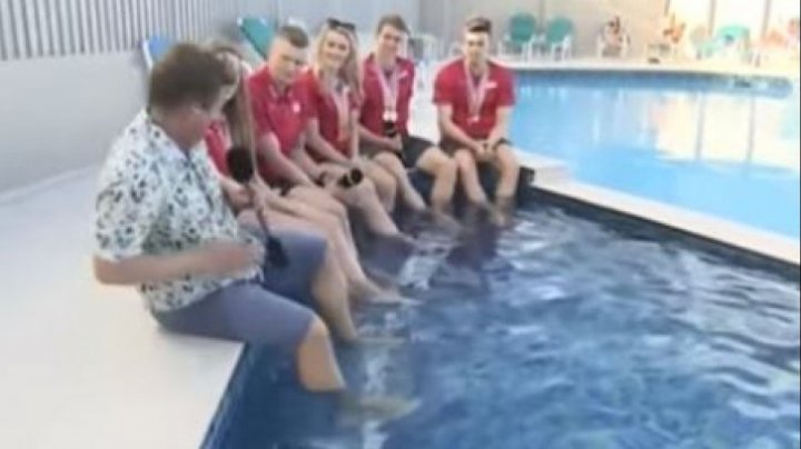 "Toţi se tăvălesc pe jos de râs!" Un jurnalist a căzut în piscină în timp ce transmitea live (VIDEO)