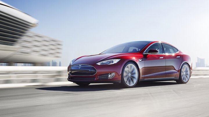 Tesla închide magazine și reduce considerabil preţul unui automobilul