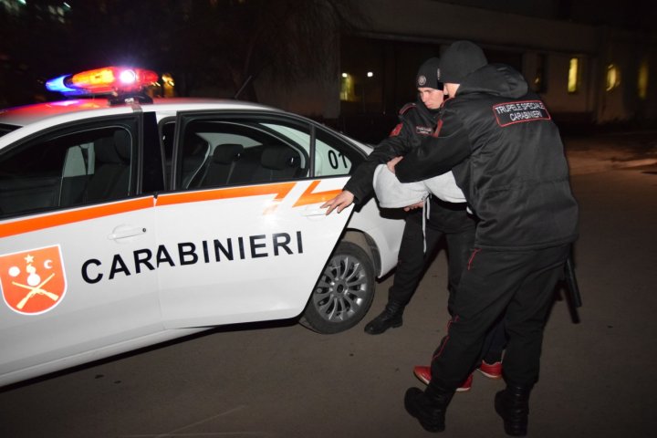 Carabinierii au prins o persoană care a sustras o coroană funerară de la Monumentul lui Ștefan cel Mare și Sfânt (VIDEO)