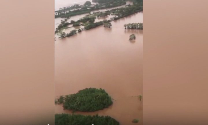 Stare de urgenţă în Hawaii. Peste 200 de oameni au fost evacuaţi de salvatori din cauza inundaţiilor de proporţii şi alunecărilor de teren