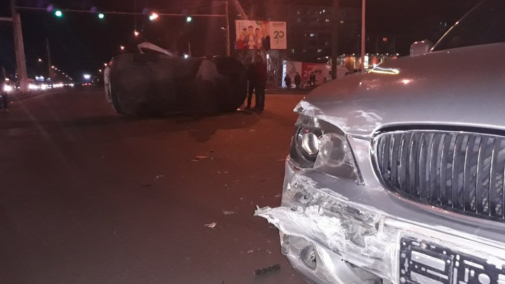 ACCIDENT GRAV în sectorul Botanica al Capitalei. O maşină RĂSTURNATĂ pe stradă (FOTO)