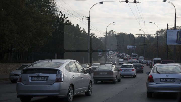 COŞMARUL ŞOFERILOR. Cum arată o intersecţie aglomerată în Chişinău (FOTO)