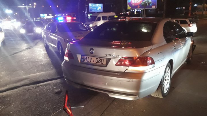 ACCIDENT GRAV în sectorul Botanica al Capitalei. O maşină RĂSTURNATĂ pe stradă (FOTO)