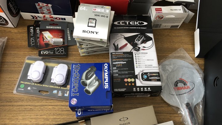 Mărfuri nedeclarate, de peste 70.000 de lei, depistate în colete transportate din Marea Britanie